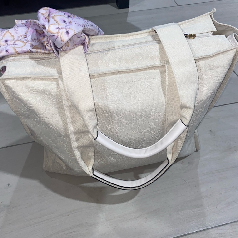 Victoria's Secret White Floral Tote - Picture 4 of 6